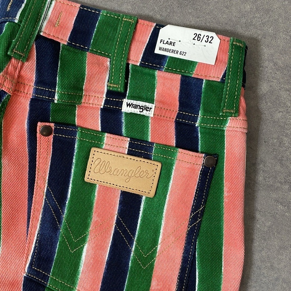 Wrangler Stripe Wanderer 622 Mid-Rise Flare Jeans
Size 26X32 - Picture 8 of 14
